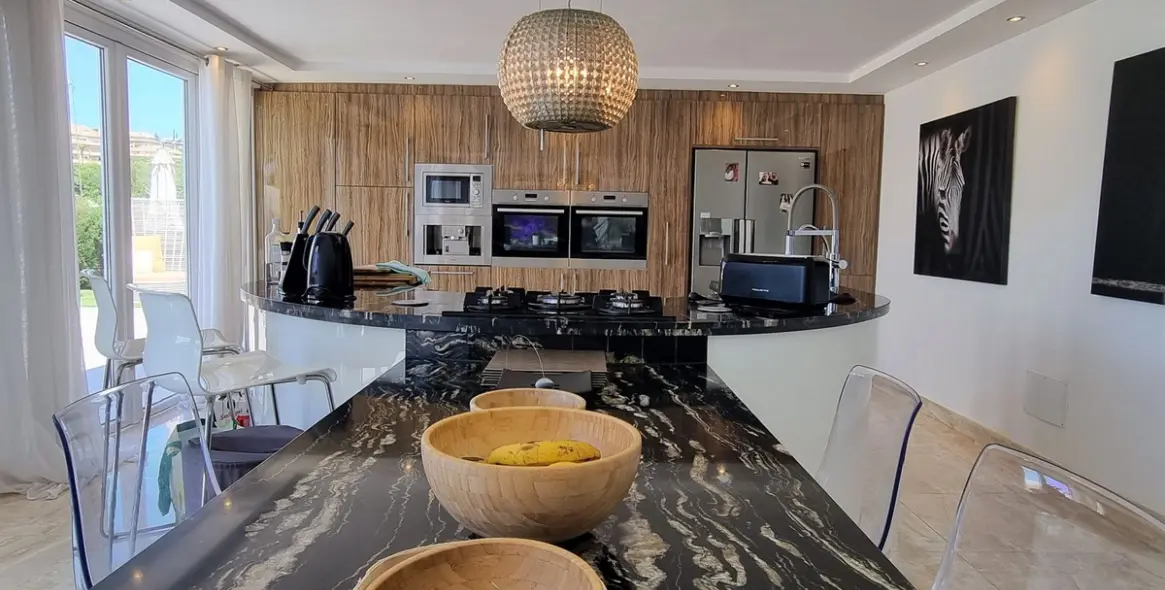 Продажа  отдельно стоящей виллы в Marbella East (район Elviria) 9