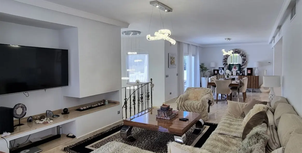 Продажа  отдельно стоящей виллы в Marbella East (район Elviria) 11