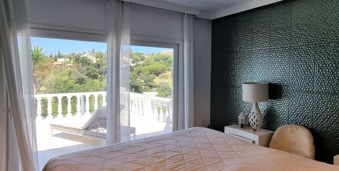 Продажа  отдельно стоящей виллы в Marbella East (район Elviria) 15