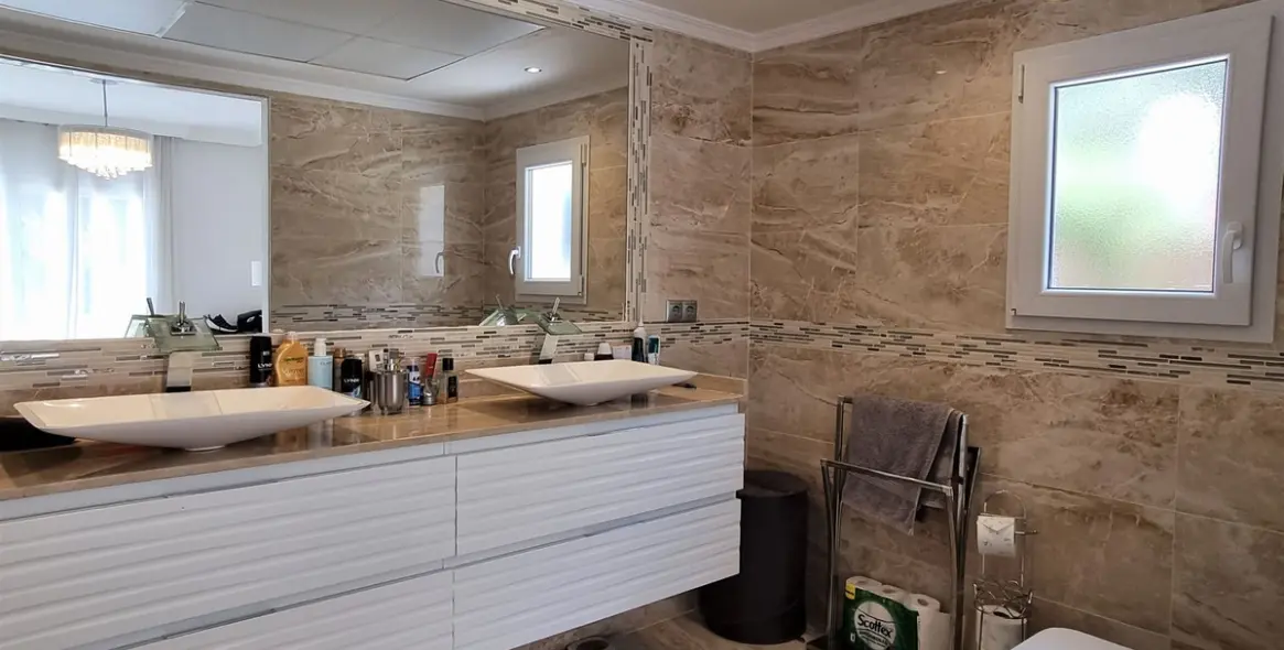 Продажа  отдельно стоящей виллы в Marbella East (район Elviria) 16