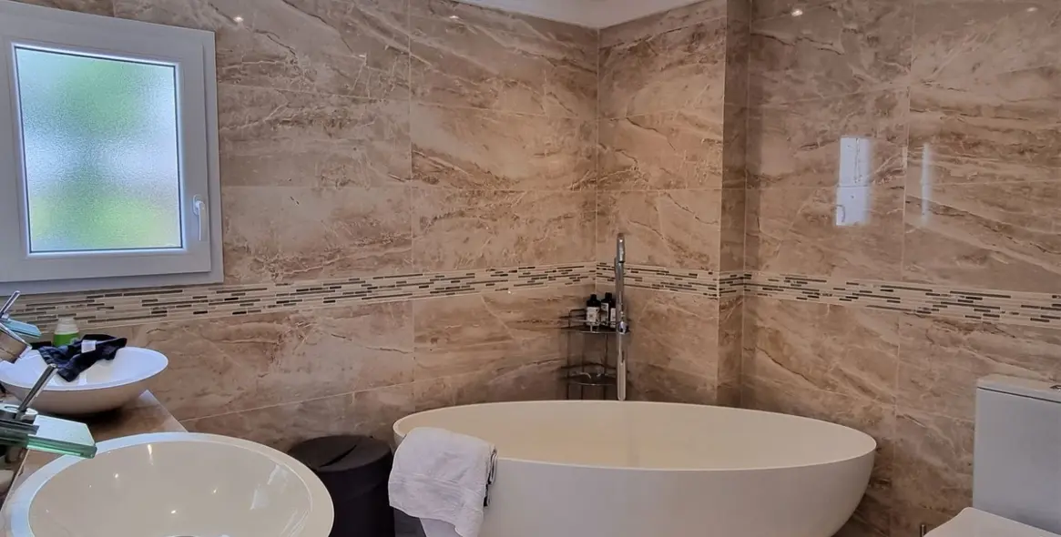 Продажа  отдельно стоящей виллы в Marbella East (район Elviria) 17