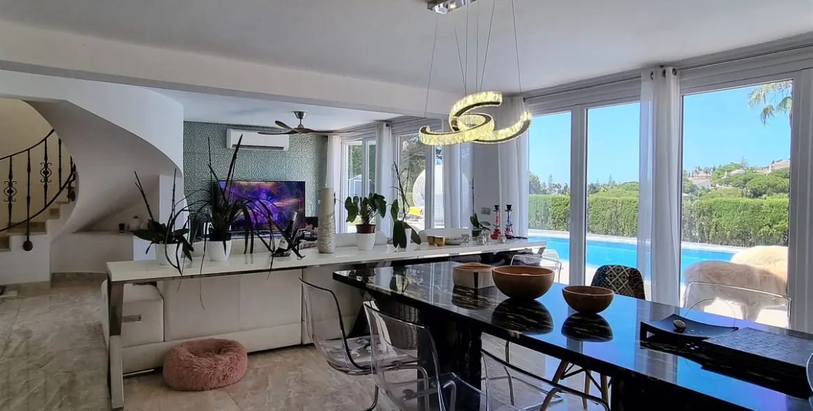 Продажа  отдельно стоящей виллы в Elviria 22
