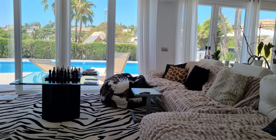 Продажа  отдельно стоящей виллы в Elviria 23