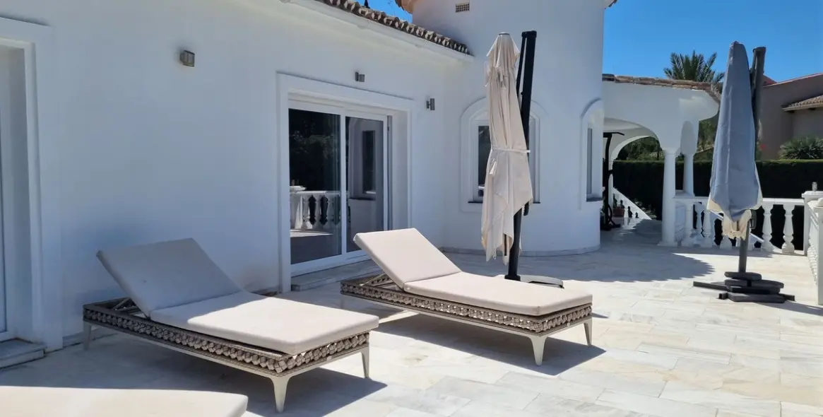 Продажа  отдельно стоящей виллы в Elviria 26