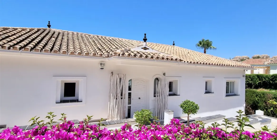 Sale of detached villa in Elviria 1