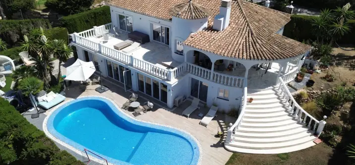 Sale of detached villa in Elviria 2