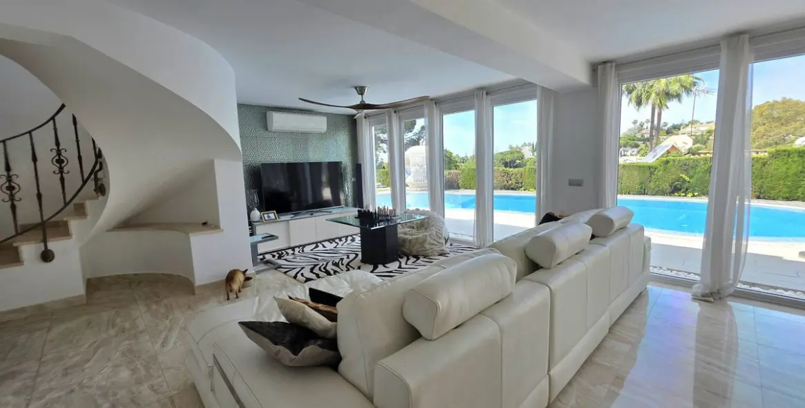 Sale of detached villa in Elviria 11