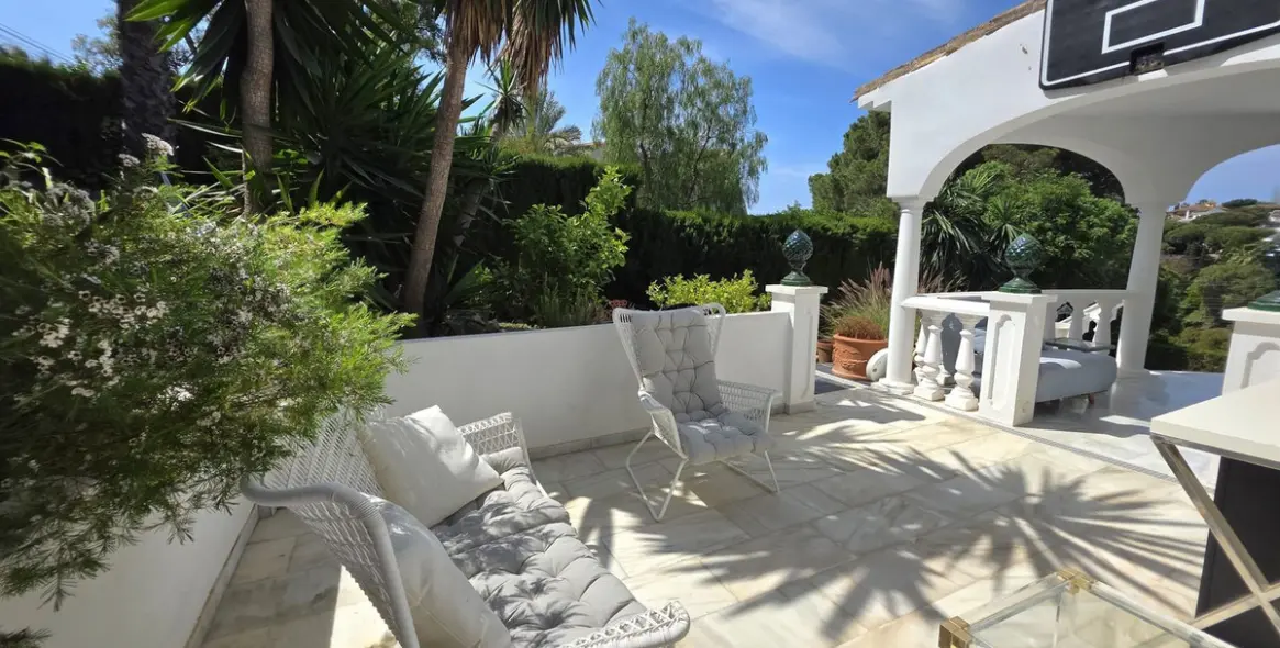 Sale of detached villa in Elviria 20