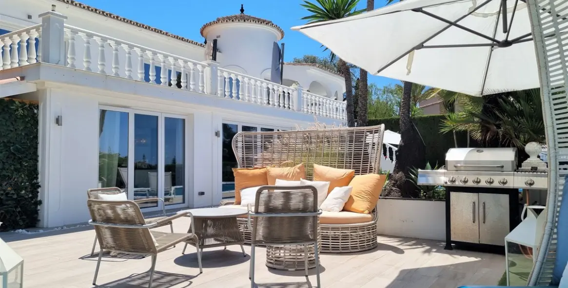 Sale of detached villa in Elviria 25