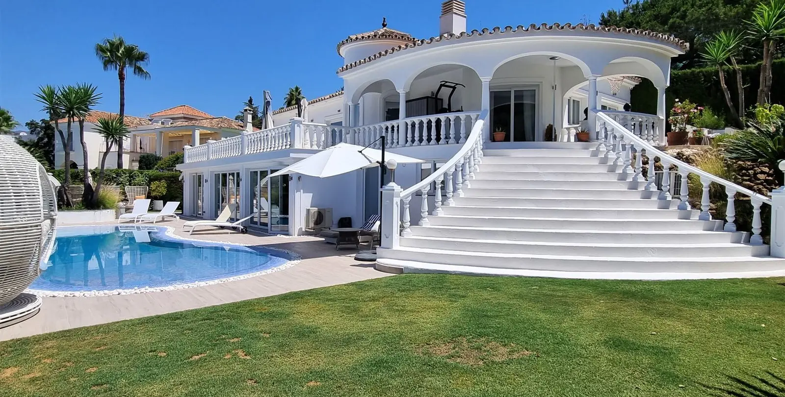 Продажа  отдельно стоящей виллы в Elviria 2