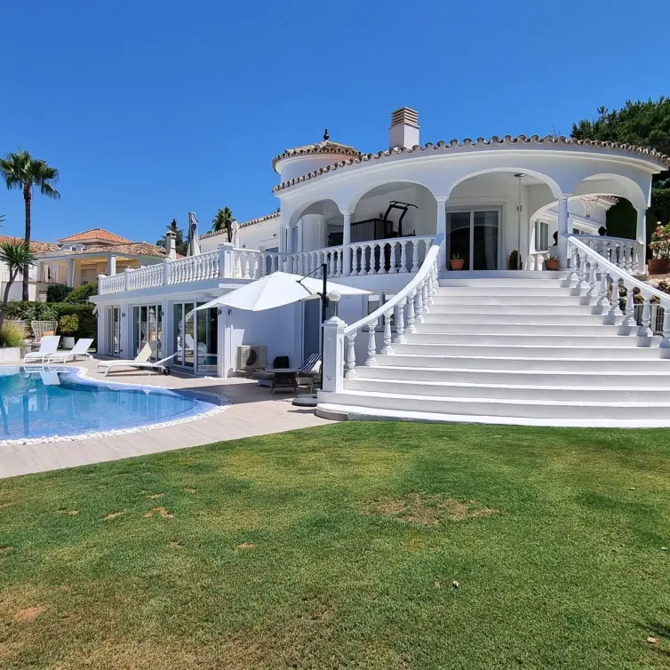 Venta de villa independiente en Elviria