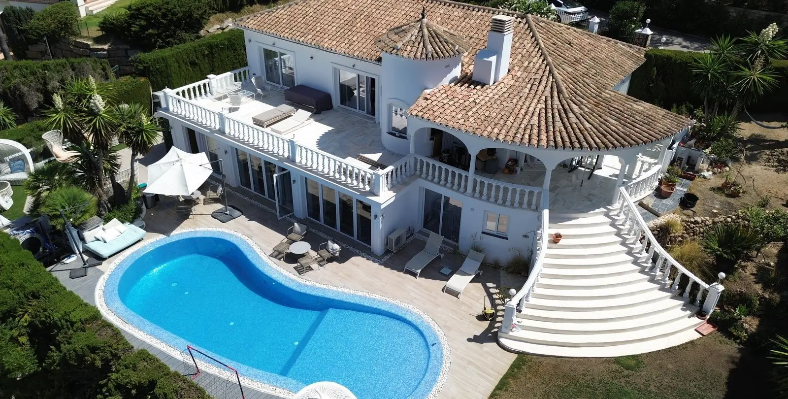 Продажа  отдельно стоящей виллы в Elviria 3