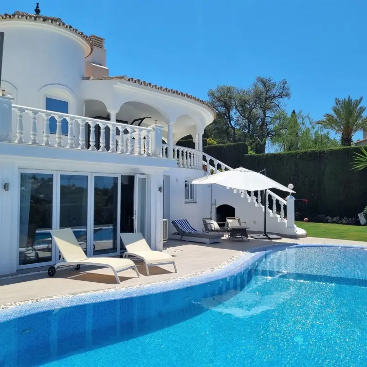 Venta de villa independiente en Elviria