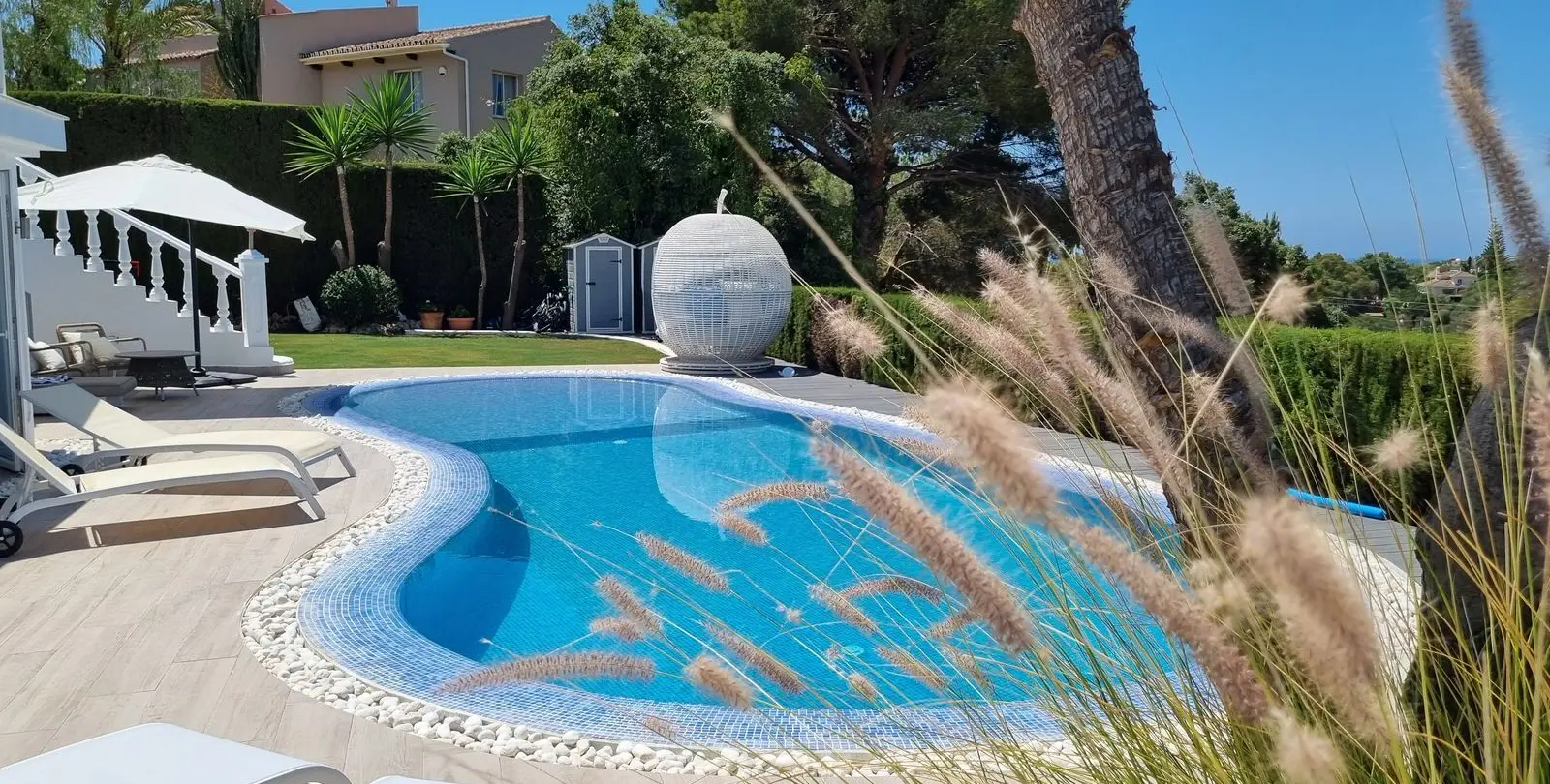 Продажа  отдельно стоящей виллы в Elviria 5