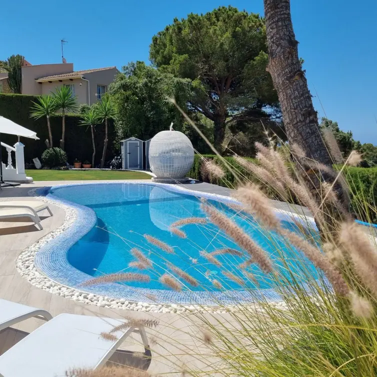 Venta de villa independiente en Elviria
