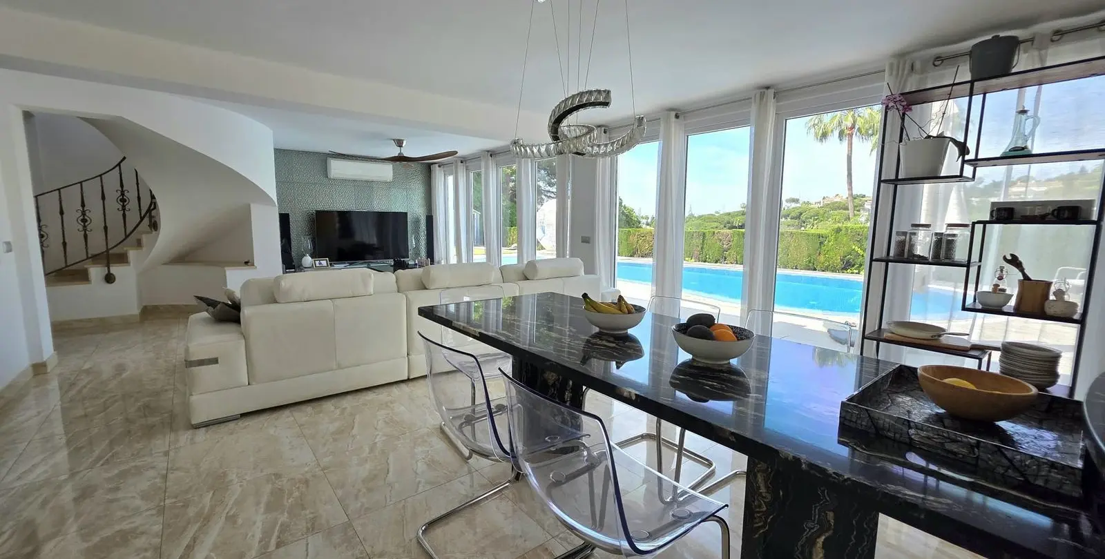 Продажа  отдельно стоящей виллы в Elviria 9