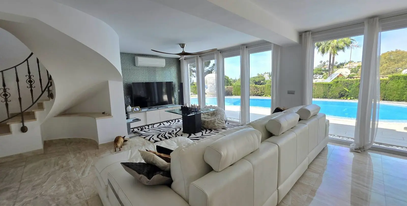 Продажа  отдельно стоящей виллы в Elviria 11