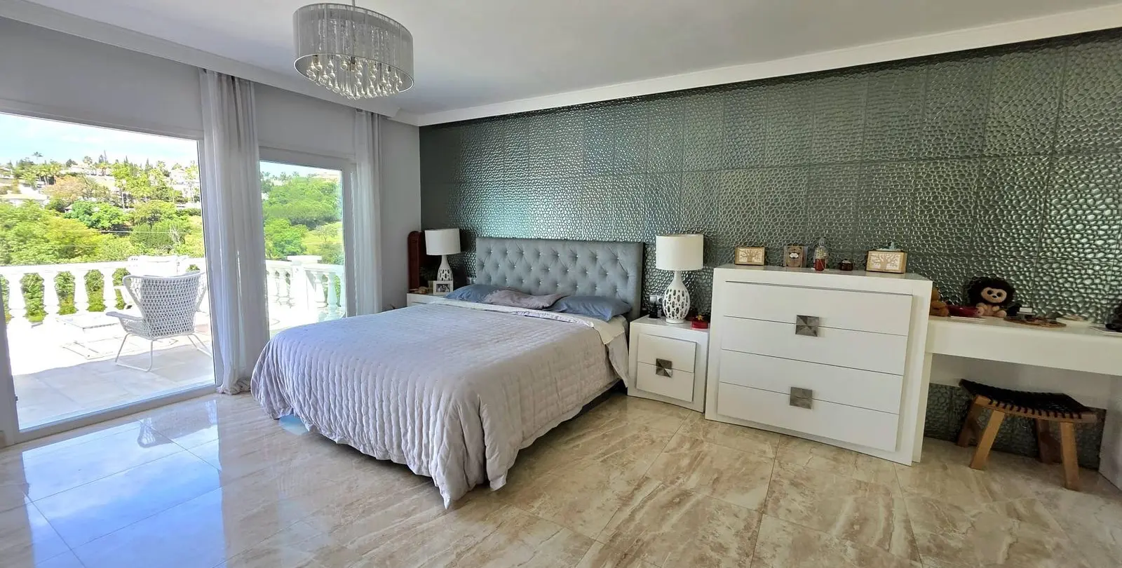 Продажа  отдельно стоящей виллы в Elviria 12