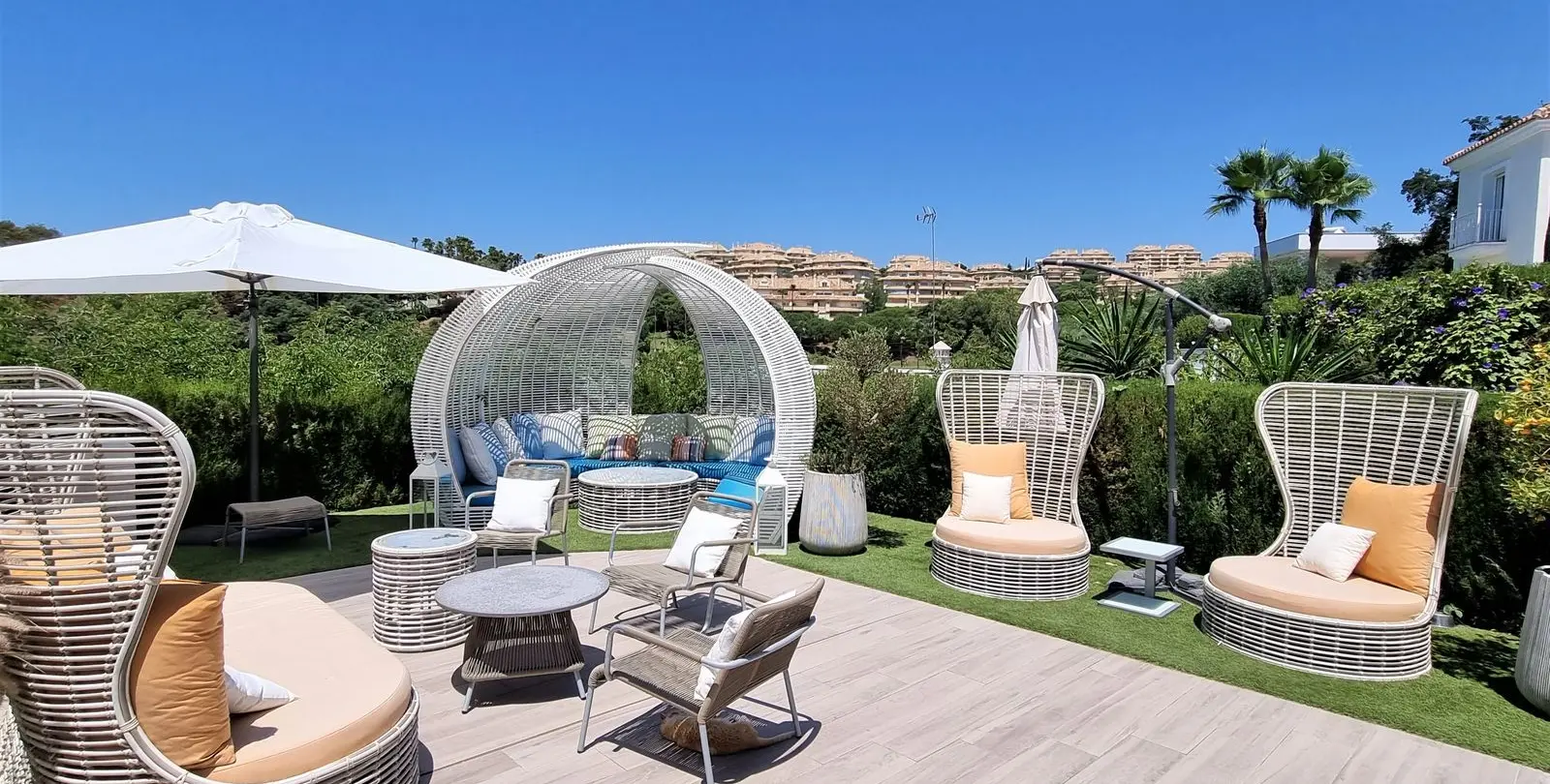 Продажа  отдельно стоящей виллы в Elviria 24