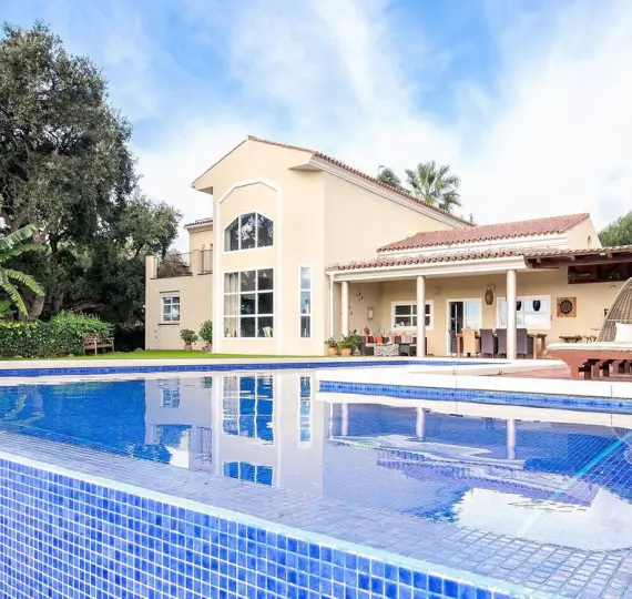 Продажа  отдельно стоящей виллы в Sotogrande