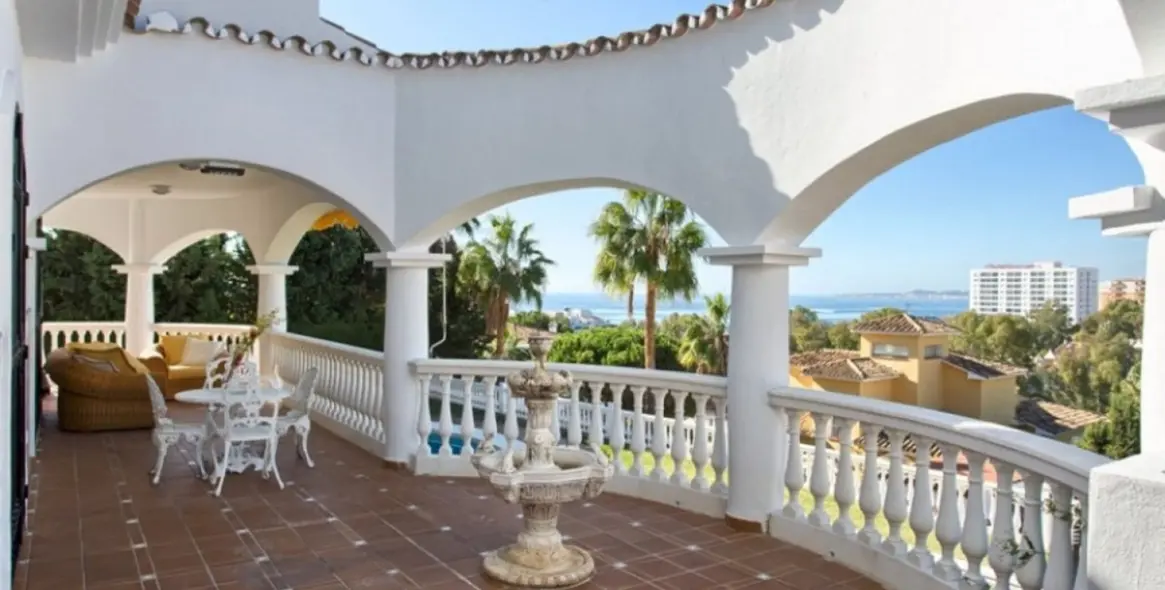 Продажа  отдельно стоящей виллы в Torrequebrada 2