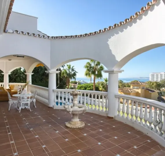 Продажа  отдельно стоящей виллы в Torrequebrada