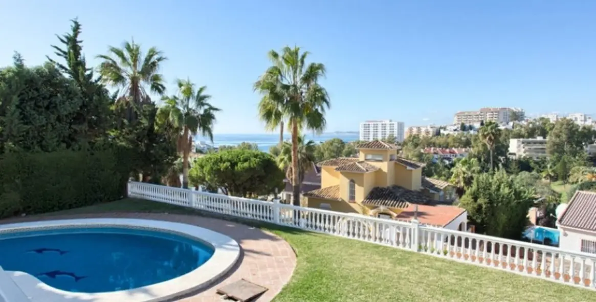 Продажа  отдельно стоящей виллы в Torrequebrada 4