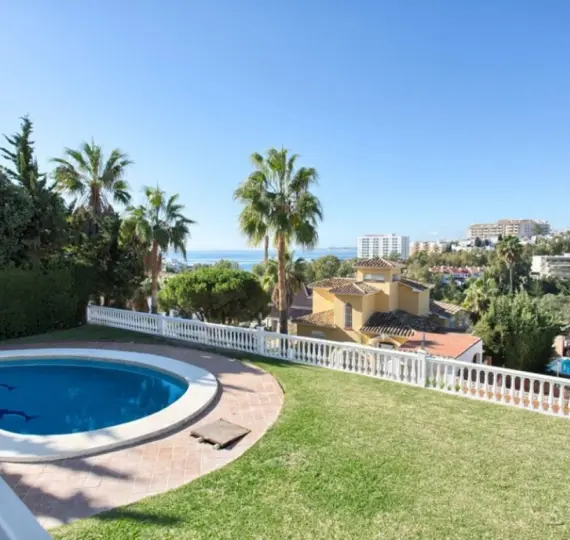 Продажа  отдельно стоящей виллы в Torrequebrada