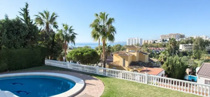 Продажа  отдельно стоящей виллы в Torrequebrada 3