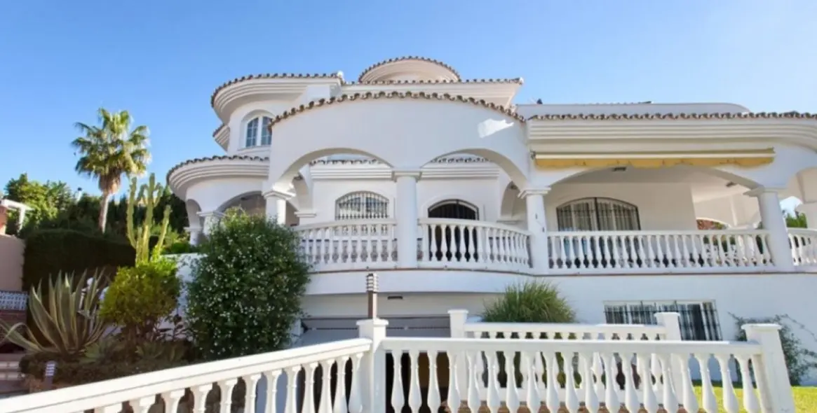 Продажа  отдельно стоящей виллы в Torrequebrada 5