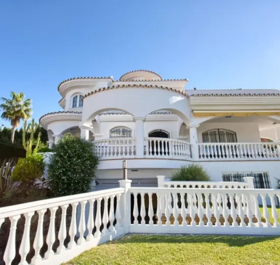 Продажа  отдельно стоящей виллы в Torrequebrada