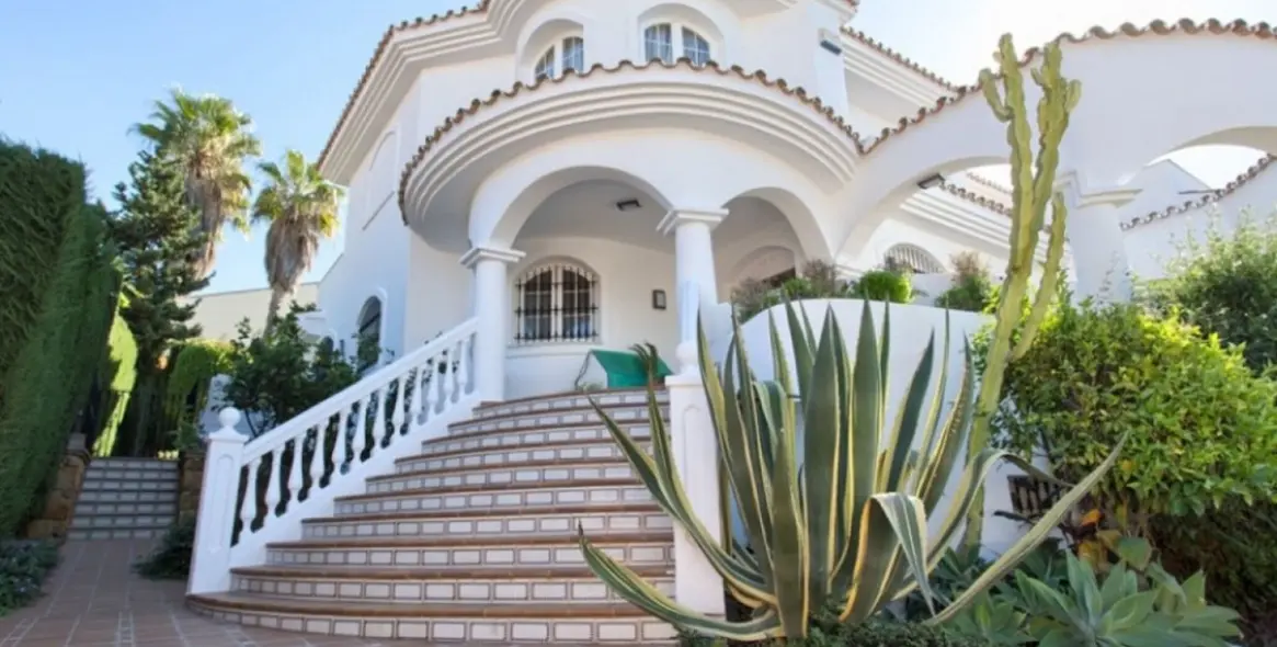 Продажа  отдельно стоящей виллы в Torrequebrada 6