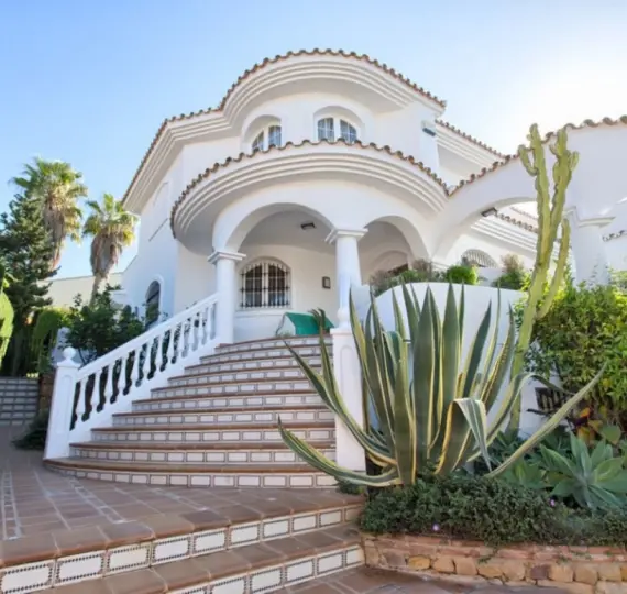 Продажа  отдельно стоящей виллы в Torrequebrada