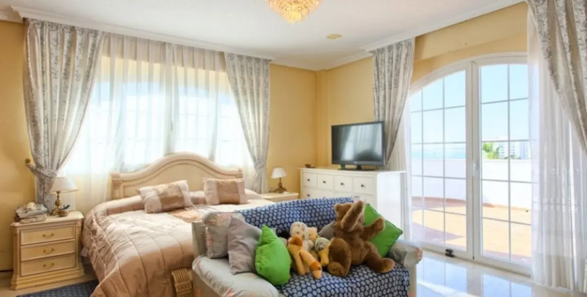 Продажа  отдельно стоящей виллы в Torrequebrada 18