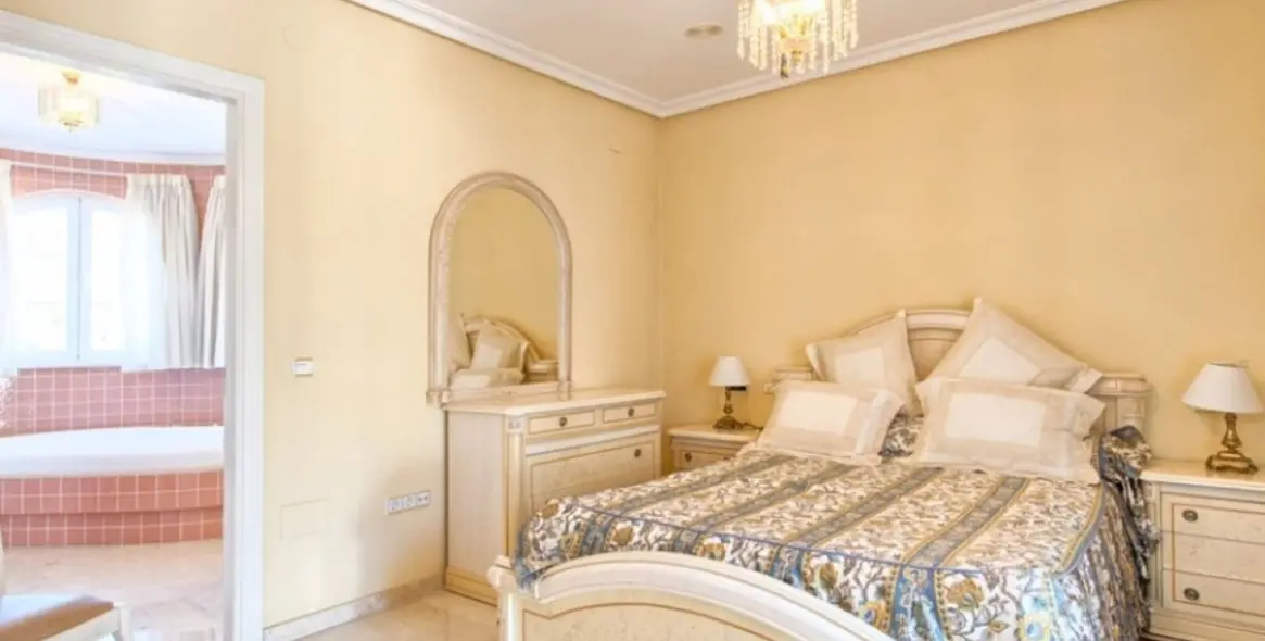 Продажа  отдельно стоящей виллы в Torrequebrada 20