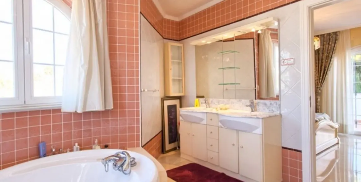 Продажа  отдельно стоящей виллы в Torrequebrada 21