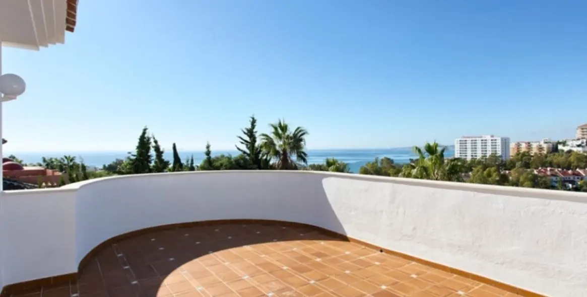 Продажа  отдельно стоящей виллы в Torrequebrada 24