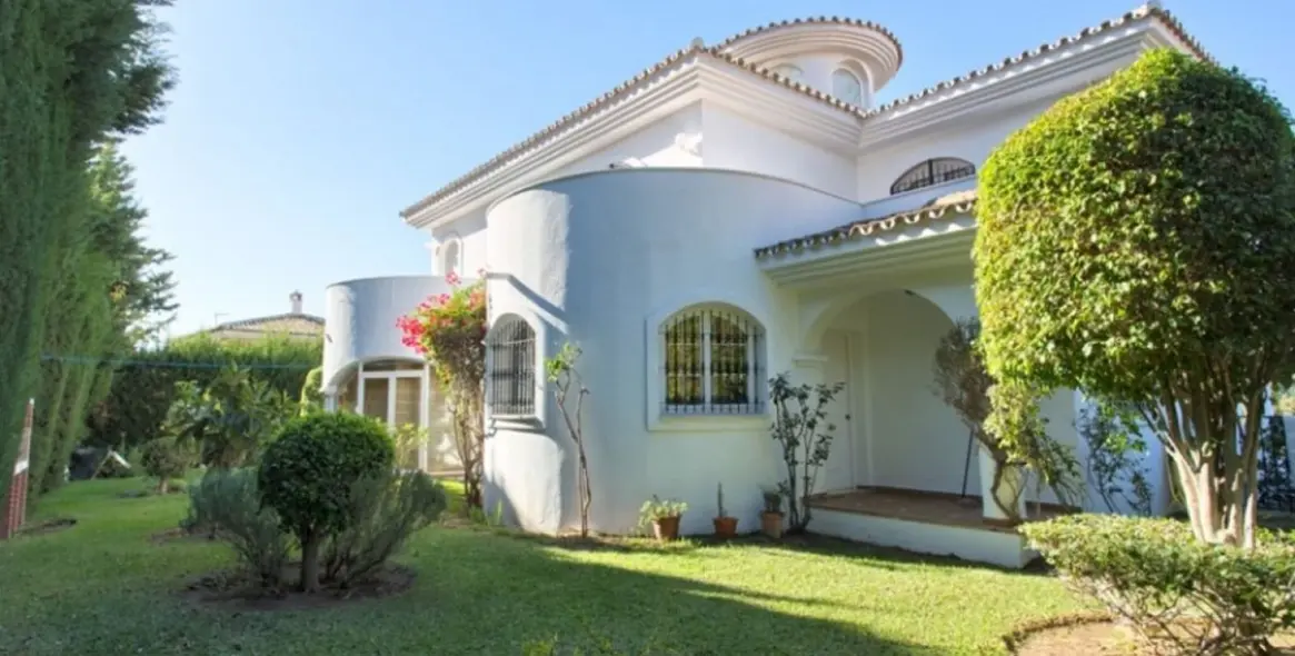 Продажа  отдельно стоящей виллы в Torrequebrada 25