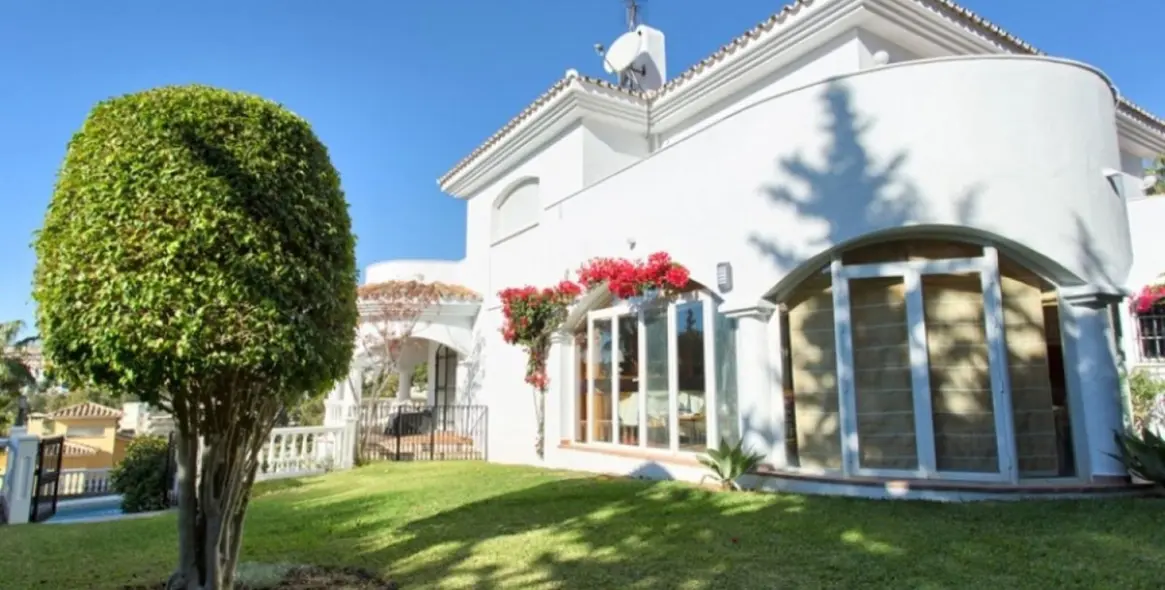 Продажа  отдельно стоящей виллы в Torrequebrada 26