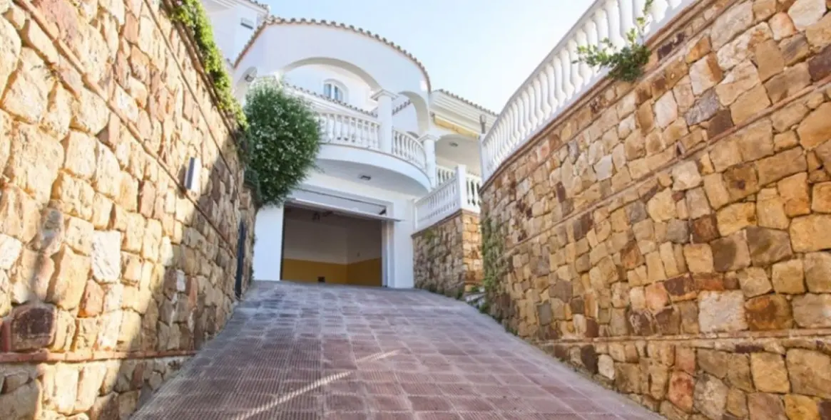 Продажа  отдельно стоящей виллы в Torrequebrada 30