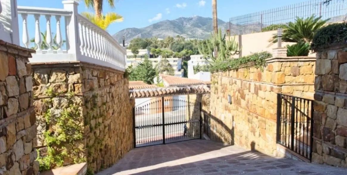 Продажа  отдельно стоящей виллы в Torrequebrada 31