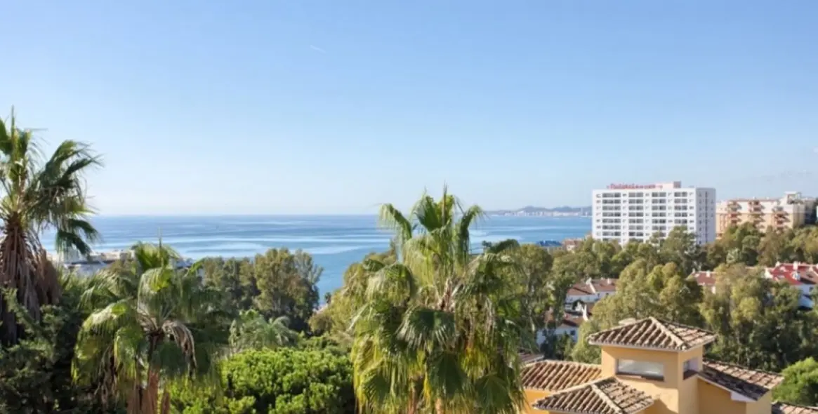 Продажа  отдельно стоящей виллы в Torrequebrada 32