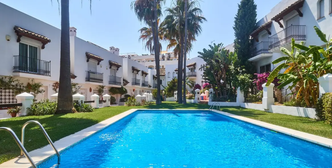 Long-term rent of semi-detached house in The Golden Mile 1