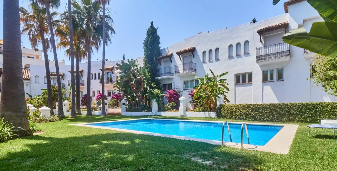 Long-term rent of semi-detached house in The Golden Mile 2