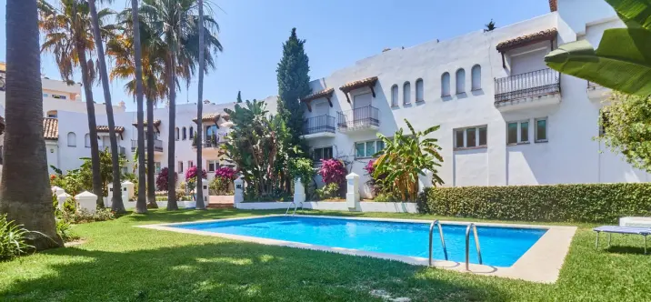 Long-term rent of semi-detached house in The Golden Mile 1