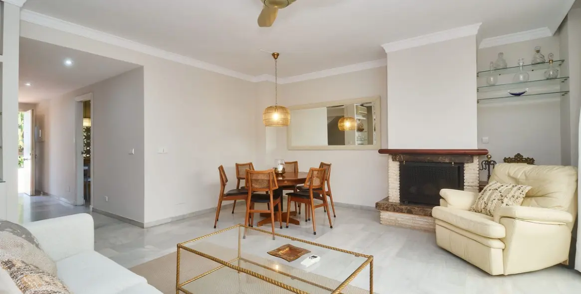 Long-term rent of semi-detached house in The Golden Mile 6