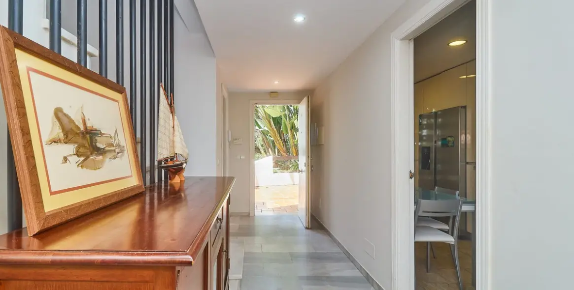 Long-term rent of semi-detached house in The Golden Mile 8