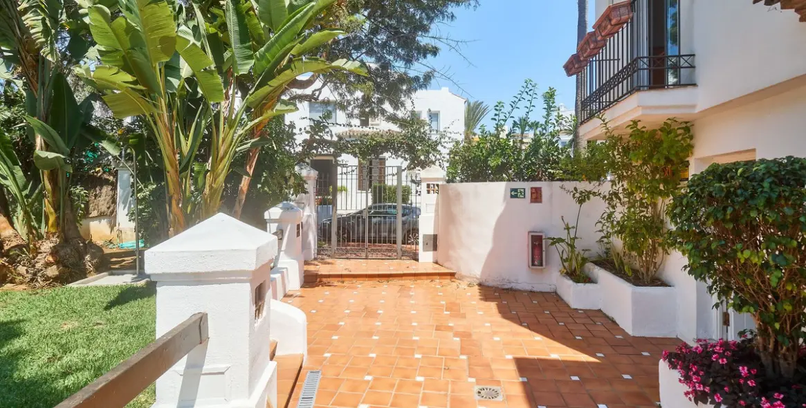 Long-term rent of semi-detached house in The Golden Mile 9