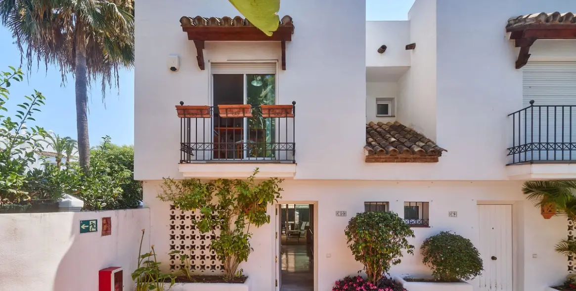 Long-term rent of semi-detached house in The Golden Mile 10