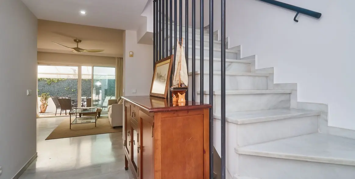 Long-term rent of semi-detached house in The Golden Mile 11